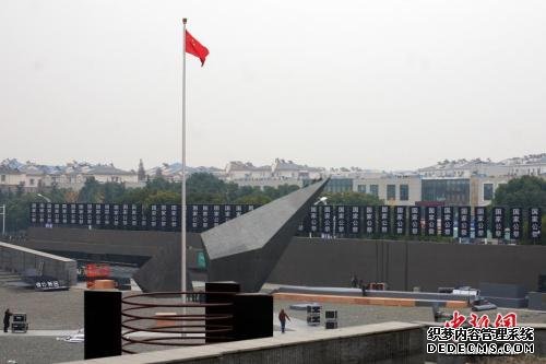 侵华日军南京大屠杀遇难同胞纪念馆内悬挂“国家公祭”的标语。中新社jz 泱波 摄