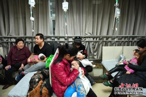 资料图：1月5日，河北省儿童医院呼吸科大厅内，抱着孩童前来看病的父母们摩肩接踵。中新社jz 翟羽佳 摄