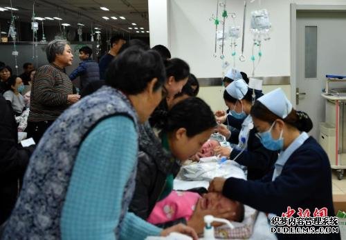 资料图：1月5日，河北省儿童医院内，多位护士同时为小患者服务。中新社jz 翟羽佳 摄